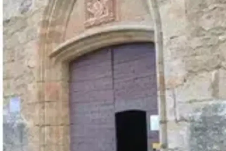 Entrée de la Collégiale St Louis