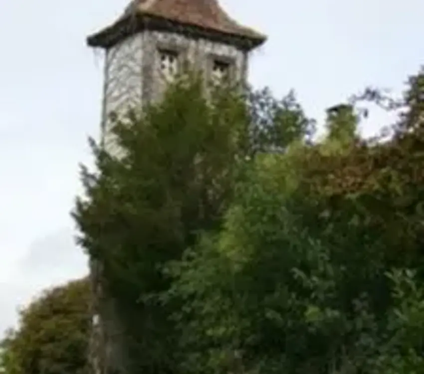 Pigeonnier dans le village de Bonneviole